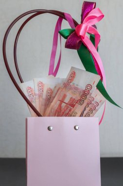 Büyük bir Rus para paketi hediye paketinde yatıyor