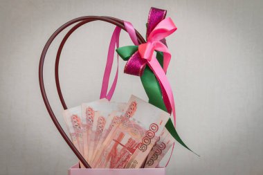 Büyük bir Rus para paketi hediye paketinde yatıyor