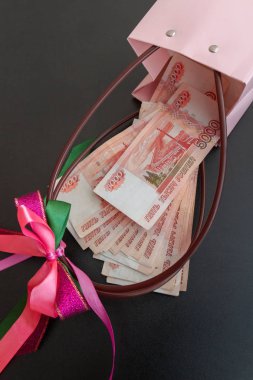 Büyük bir Rus para paketi hediye paketinde yatıyor