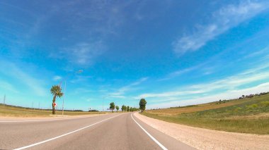 Rusya'nın güneyinde güneşli bir günde araba ile seyahat