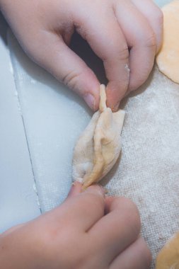 RAW ve taze olarak kaldı köfte tahtada vardır