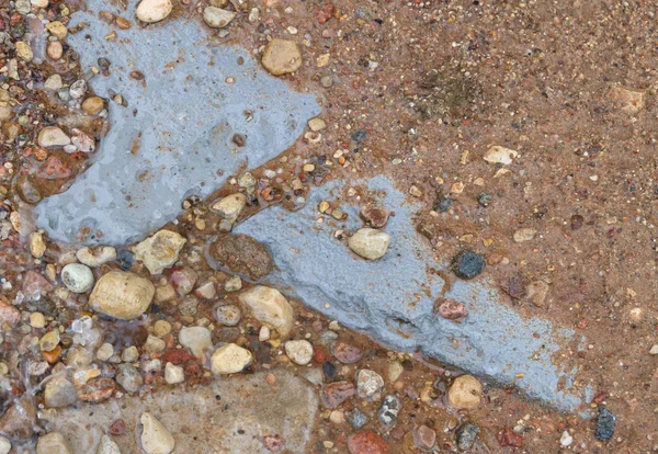 Καφέ άμμος δρόμος με μεγάλες γκρίζες πέτρες μετά τη βροχή — Φωτογραφία Αρχείου