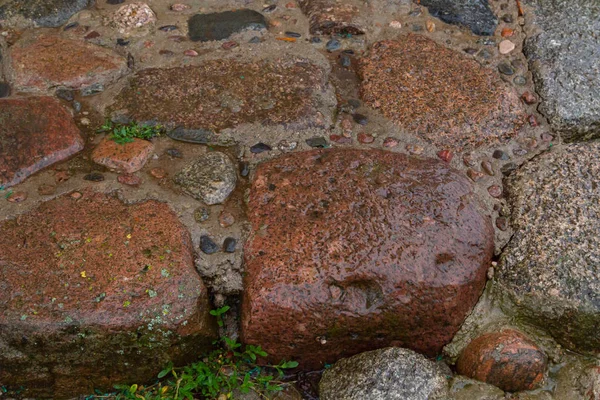 Vägen från stora sten kullersten efter ett regn — Stockfoto