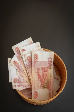 Beş bin ruble değerinde bir sürü banknot yuvarlak bir kur da vardır