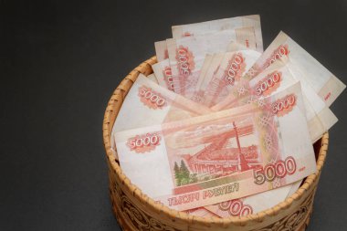 Beş bin ruble değerinde bir sürü banknot yuvarlak bir kur da vardır