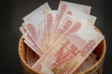 Beş bin ruble değerinde bir sürü banknot yuvarlak bir kur da vardır