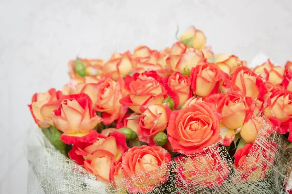 Velká krásná kytice oranžových růží v balíčku — Stock fotografie