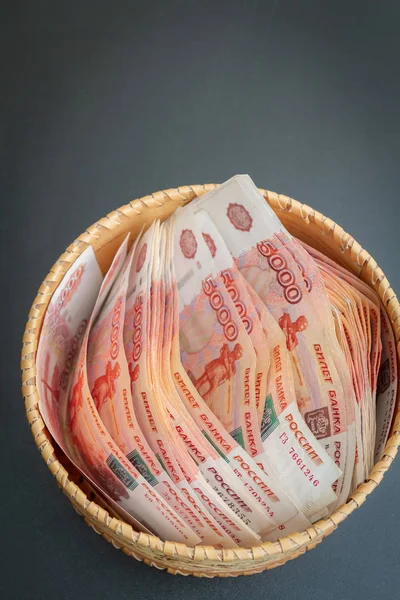 En hel del sedlar värda 5000 rubel är i en rund Woo — Stockfoto