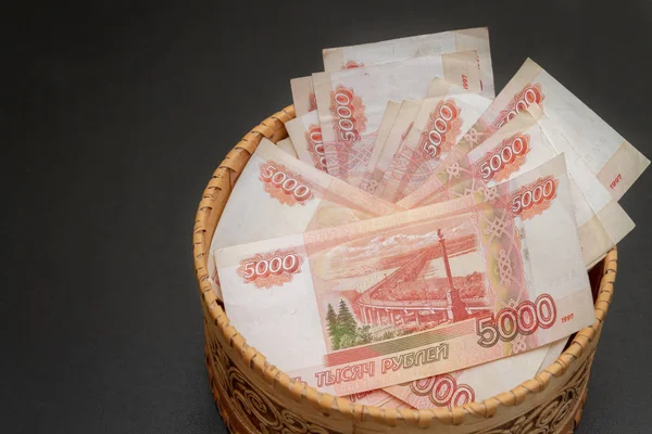 A lot of banknotes worth five thousand rubles are in a round woo — Stock Photo, Image