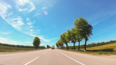 Rusya'nın güneyinde güneşli bir günde araba ile seyahat