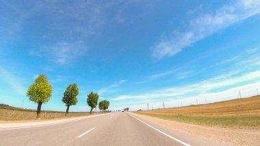 Rusya'nın güneyinde güneşli bir günde araba ile seyahat