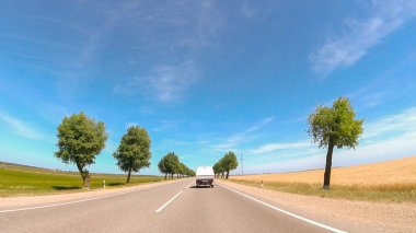 Rusya'nın güneyinde güneşli bir günde araba ile seyahat