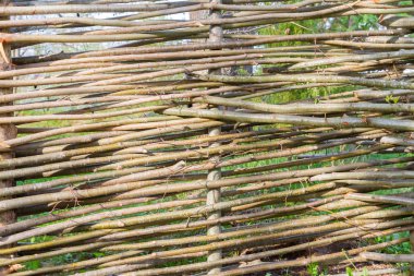 Birlikte dokunmuş ağaç dallarından yapılmış bir çit