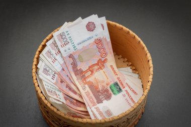 Beş bin ruble değerinde bir sürü banknot yuvarlak bir kur da vardır