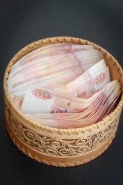 Beş bin ruble değerinde bir sürü banknot yuvarlak bir kur da vardır