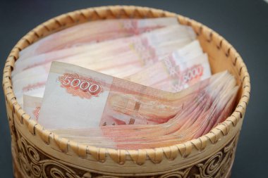 Beş bin ruble değerinde bir sürü banknot yuvarlak bir kur da vardır
