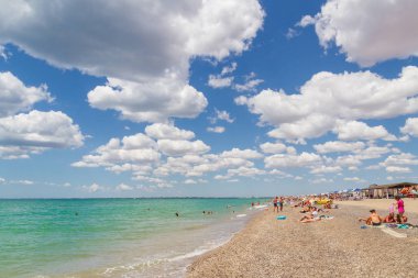 Karadeniz sahili yaz aylarında bulutlu havaile tatilcilerle