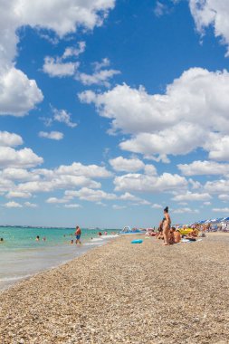 Karadeniz sahili yaz aylarında bulutlu havaile tatilcilerle
