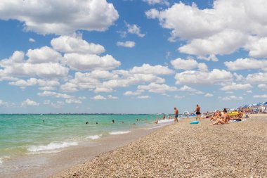 Karadeniz sahili yaz aylarında bulutlu havaile tatilcilerle