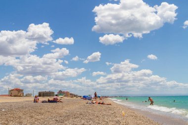 Karadeniz sahili yaz aylarında bulutlu havaile tatilcilerle
