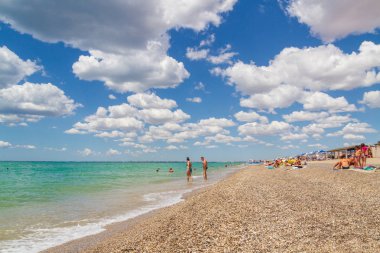 Karadeniz sahili yaz aylarında bulutlu havaile tatilcilerle