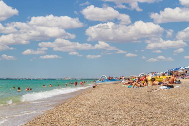 Karadeniz sahili yaz aylarında bulutlu havaile tatilcilerle