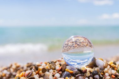 Plajda cam yuvarlak top yaz aylarında deniz yansıtır