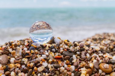 Plajda cam yuvarlak top yaz aylarında deniz yansıtır