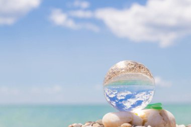 Plajda cam yuvarlak top yaz aylarında deniz yansıtır