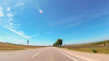Güneşli havalarda Güney'de kırsal yol görünümü