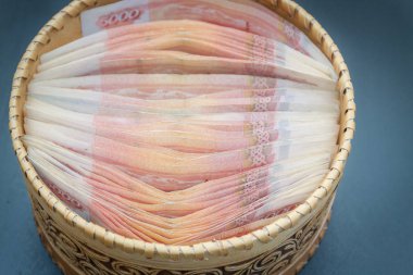 Beş bin ruble değerinde bir sürü banknot yuvarlak bir kur da vardır