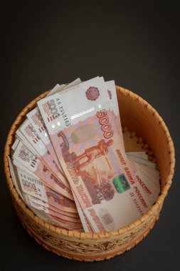 Beş bin ruble değerinde bir sürü banknot yuvarlak bir kur da vardır
