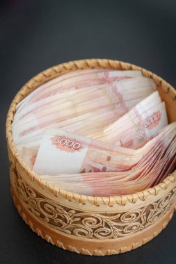 Beş bin ruble değerinde bir sürü banknot yuvarlak bir kur da vardır
