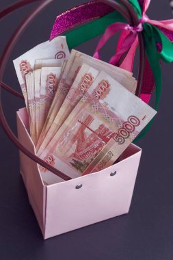 Büyük bir Rus para paketi hediye paketinde yatıyor