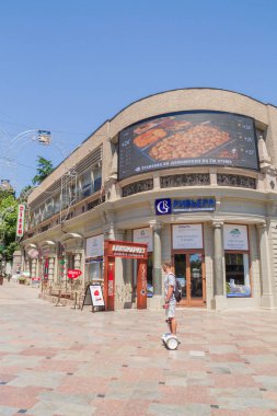 Yalta şehri, Kırım 02 Temmuz 2019. Yazın güneşli bir günde Yalta şehrinin seti