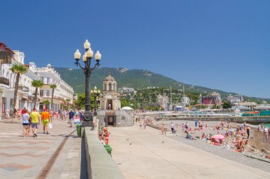 Yalta şehri, Kırım 02 Temmuz 2019. Yazın güneşli bir günde Yalta şehrinin seti