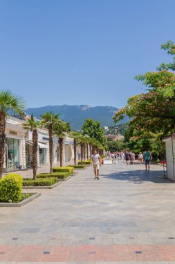 Yalta şehri, Kırım 02 Temmuz 2019. Yazın güneşli bir günde Yalta şehrinin seti