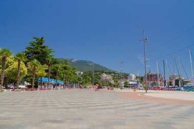 Yalta şehri, Kırım 02 Temmuz 2019. Yazın güneşli bir günde Yalta şehrinin seti