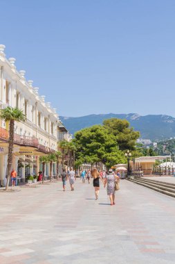 Yalta şehri, Kırım 02 Temmuz 2019. Yazın güneşli bir günde Yalta şehrinin seti