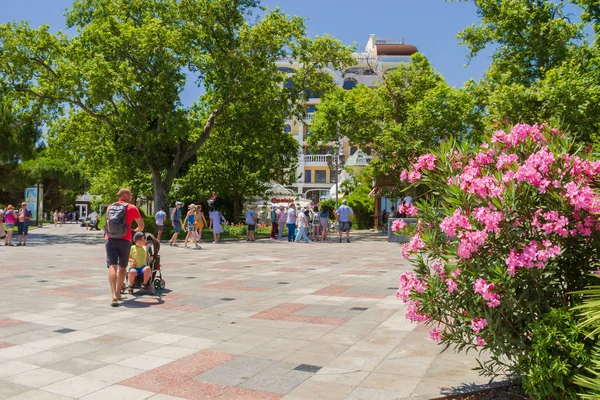 2019年7月2日クリミア ヤルタ市 夏の晴れた日にヤルタ市の堤防 — ストック写真