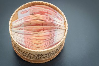 Beş bin ruble değerinde bir sürü banknot yuvarlak bir kur da vardır