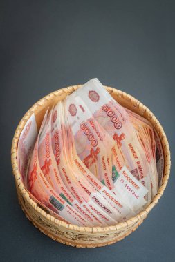 Beş bin ruble değerinde bir sürü banknot yuvarlak bir kur da vardır