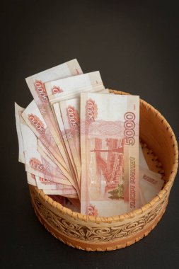 Beş bin ruble değerinde bir sürü banknot yuvarlak bir kur da vardır