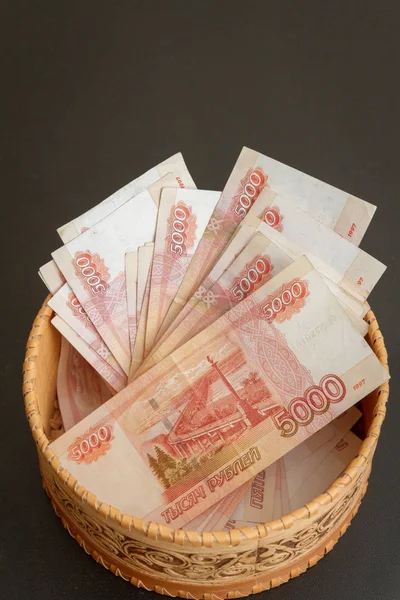 En hel del sedlar värda 5000 rubel är i en rund Woo — Stockfoto
