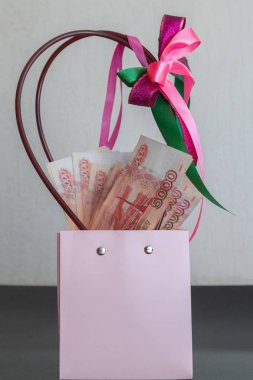 Büyük bir Rus para paketi hediye paketinde yatıyor