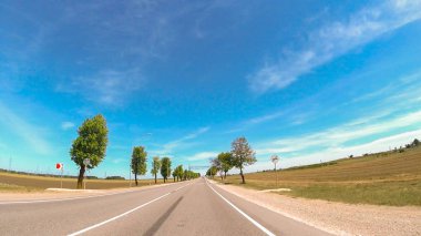 Rusya'nın güneyinde güneşli bir günde araba ile seyahat