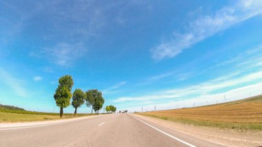 Rusya'nın güneyinde güneşli bir günde araba ile seyahat