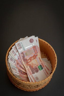 Beş bin ruble değerinde bir sürü banknot yuvarlak bir kur da vardır