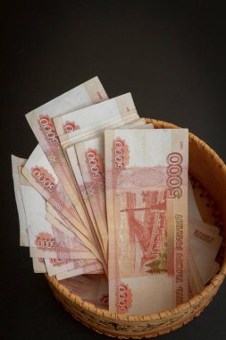 Beş bin ruble değerinde bir sürü banknot yuvarlak bir kur da vardır
