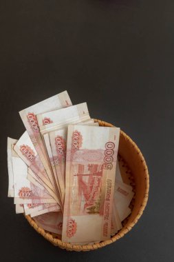 Beş bin ruble değerinde bir sürü banknot yuvarlak bir kur da vardır